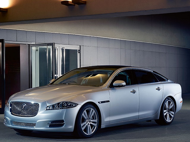 Frente de un Jaguar XJ 2016