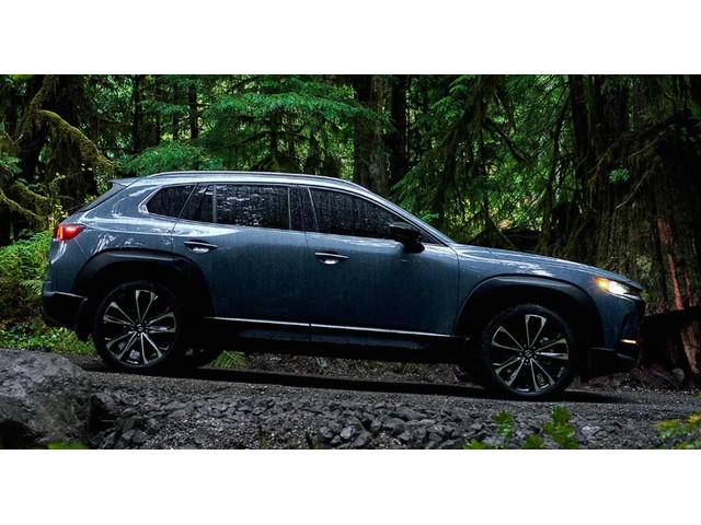 Vista trasera de un Mazda CX50 2027