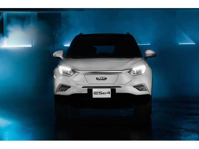 Frente de un Jac SEI4 2020