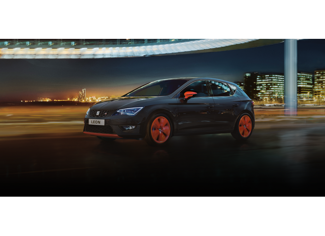 Frente de un Seat Leon 2016