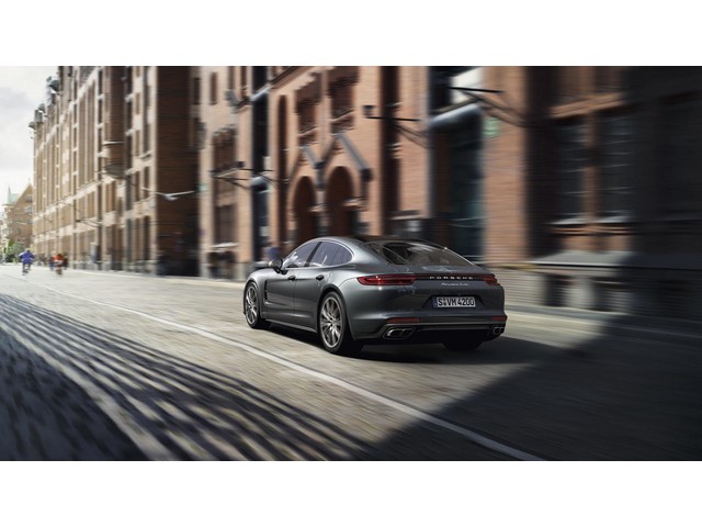 Libro Azul Porsche Panamera 2018