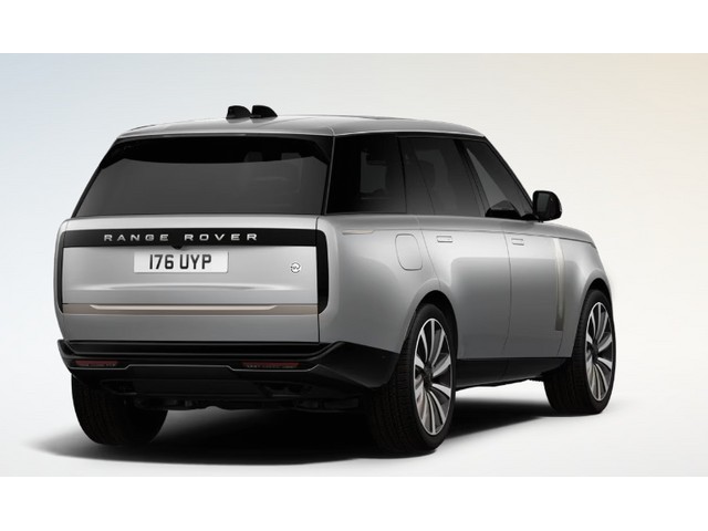 Vista trasera de un Land Rover Range Rover 2027